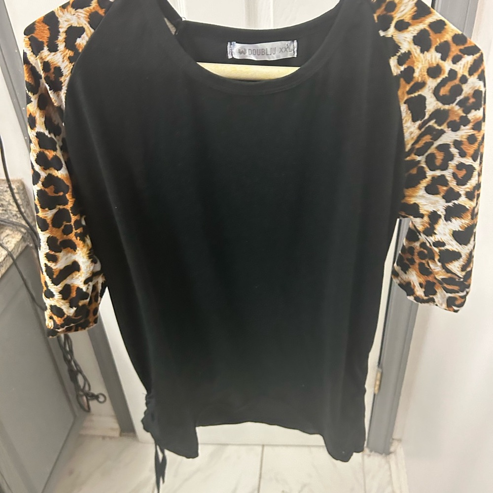 Black shirt with animal detail on the sleeves. - Picture 10 of 12